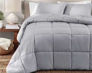 lot 2265 image: Members Mark 3-Piece Down Alternative Comforter Set, King.