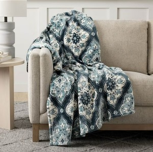 lot 2273 image: Members Mark Seasonal Lounge Throw, 60 x 70