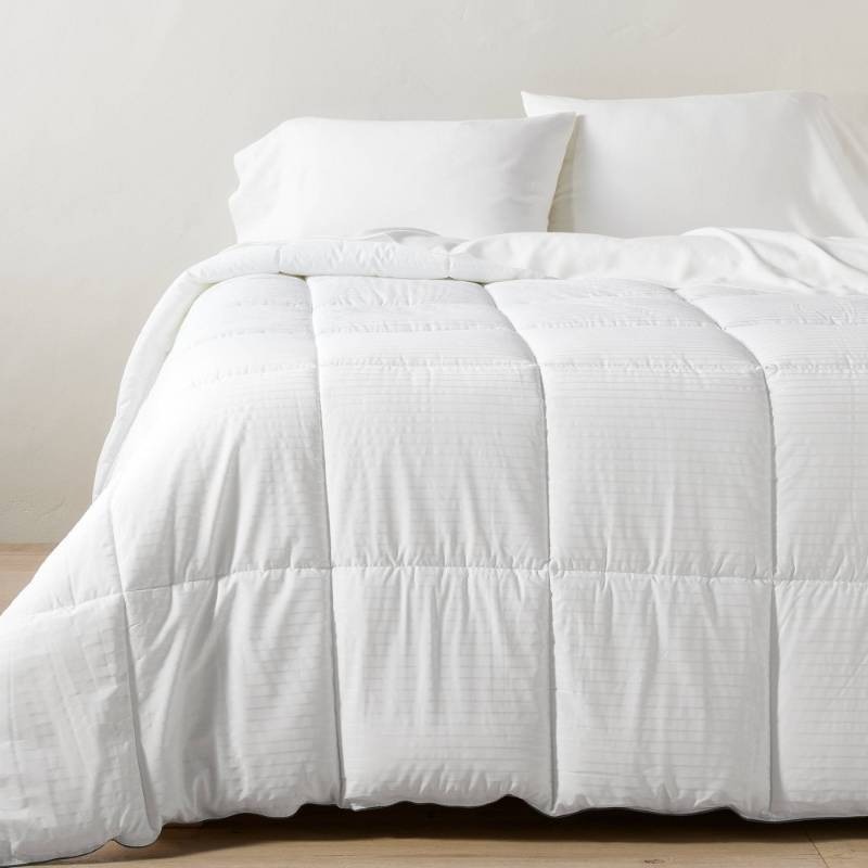 lot 40011 image: FullQueen All Seasons Cool Plush Down Alternative Comforter - Casaluna�� Hypoallergenic, Moisture-Wicking, 300 Thread Count - Retail $129