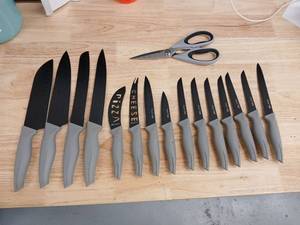 lot 40290 image: Professional Kitchen Knife Set with Scissors - Retail $45