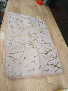 lot 40321 image: Bath Mat 15 x 24 inch - Retail $0