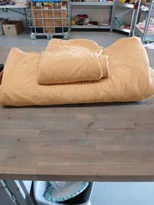 lot 40335 image: Cream Quilted Bedspread Set-King - Retail $60
