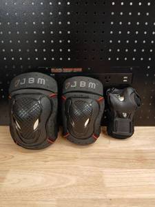 lot 40358 image: JBM Protective Knee and Elbow Pads Set with Bag - Retail $25