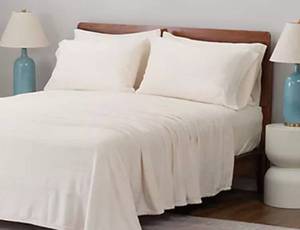 lot 40359 image: Berkshire Velvetsoft Sheet Set with Extra Pillowcases - Retail $72