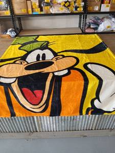 lot 40411 image: Disney Goofy Character Blanket 40 inches x 50 inches - Retail $35