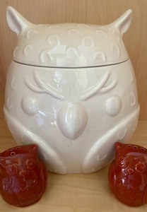 lot 22 image: Owl Cookie Jar, SP Shakers
