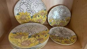 lot 33 image: Spectrum Designz Sunflower Collection Plates