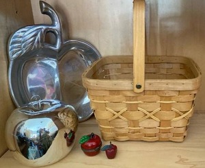 lot 70 image: Vintage Apple Decor