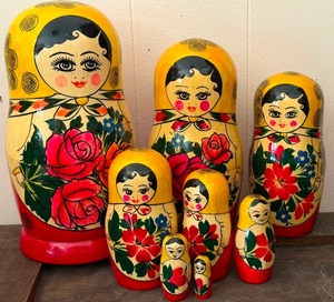 lot 515 image: Matryoshka Dolls, 8 Nesting Girls