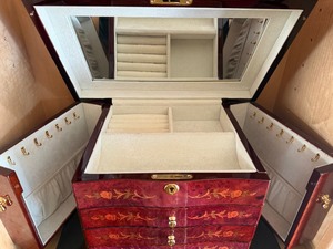 lot 520 image: Beautiful Jewelry Box, Very Nice Condition