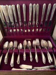 lot 531 image: Vintage Silverplate Flatware - 75 Pieces in Wood Box