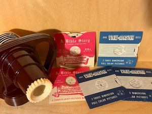 lot 536 image: Vintage View-Master Junior Projector w Misc Discs in an Original Box - Still Works
