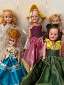 lot 537 image: Antique Dolls