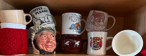 lot 551 image: VintageAdvertising Mugs