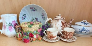 lot 558 image: Vintage Tea Sets and China Pieces