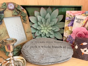 lot 572 image: Home Decor - Hummingbird Frame, Friend Rock, Metal Flower AND MORE