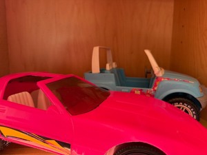 lot 579 image: Vintage Toys - Blue Jeep and Pink Car