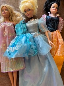 lot 580 image: Vintage Barbie and Princess Dolls