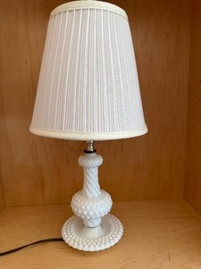 lot 586 image: Milk Glass Lamp w Shade (in working condition)