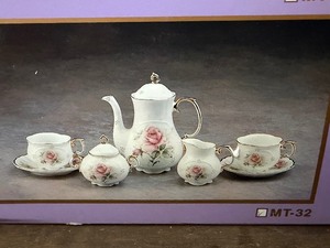 lot 588 image: Vintage Miniature Tea Set in Box
