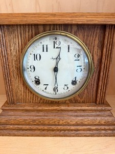 lot 589 image: Vintage 1950 Ingraham Mantle Clock w Key