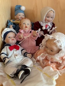 lot 604 image: Small Vintage China Dolls