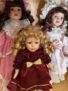 lot 605 image: Vintage China Dolls on Stands