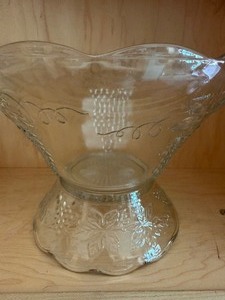 lot 610 image: Vintage Punch Bowl w Pedestal