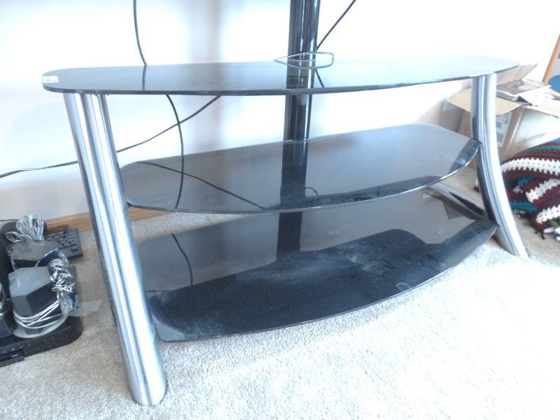 lot 4364 image: TV stand wglass shelves.