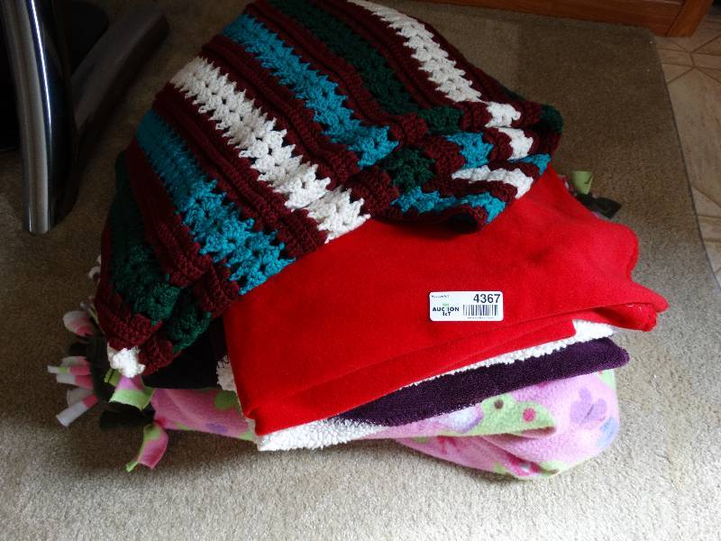 lot 4367 image: Lot of blankets.