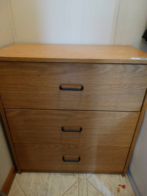 lot 4370 image: 3 Drawer dresser.