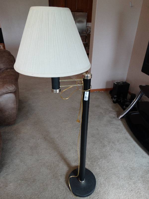 lot 4375 image: Floor lamp.