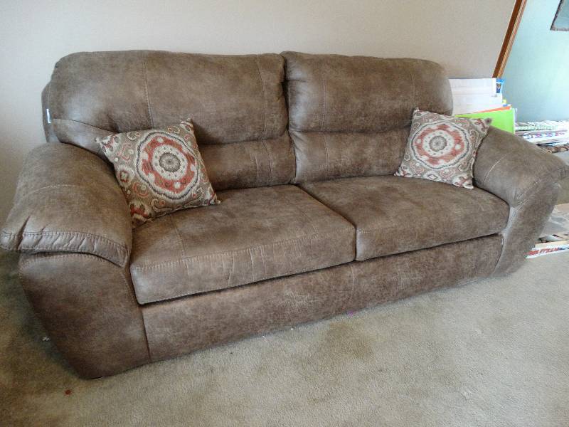 lot 4377 image: Polyester fiber sleeper sofa in great shape.