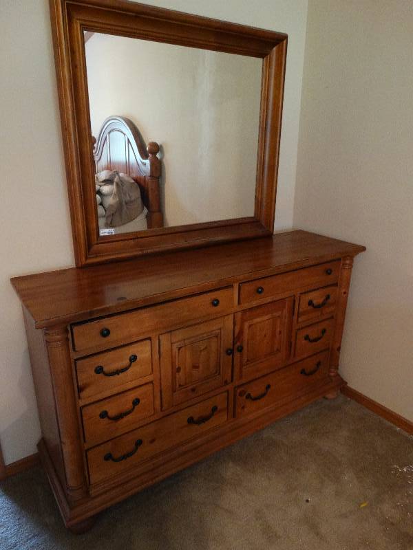 lot 4391 image: Solid wood 10 drawer dresser wmirror.