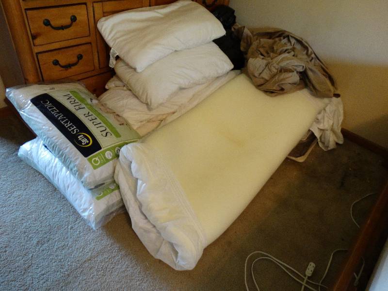 lot 4392 image: Lot of bed sheets, pillows, & other linen.