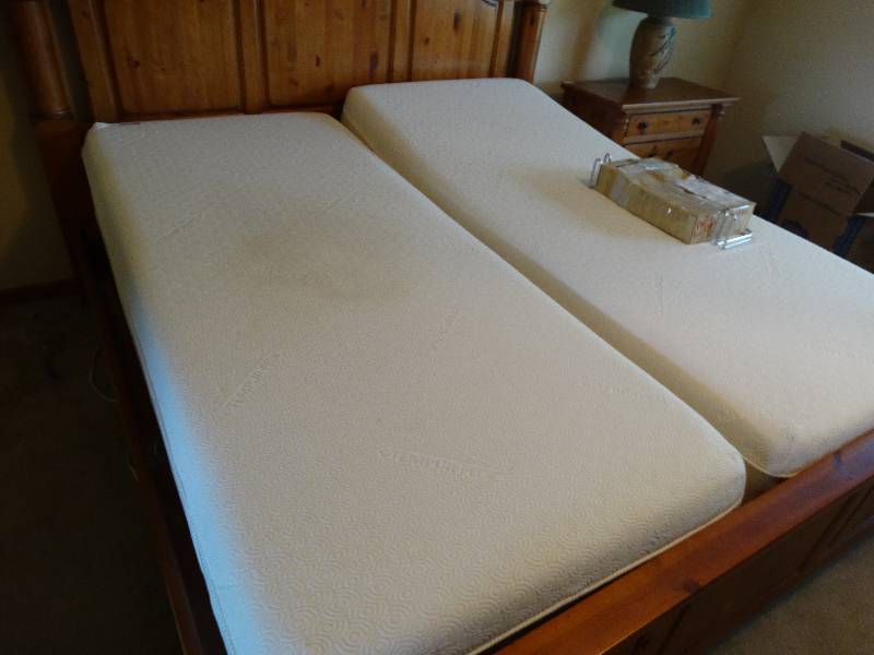 lot 4394 image: King size tempur-pedic adjustable bed.