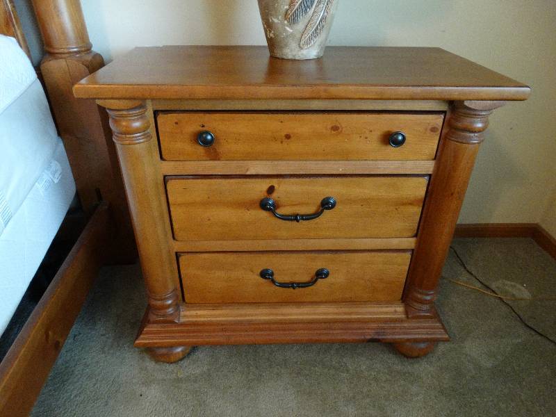 lot 4395 image: Soild wood nightstand in great condition.