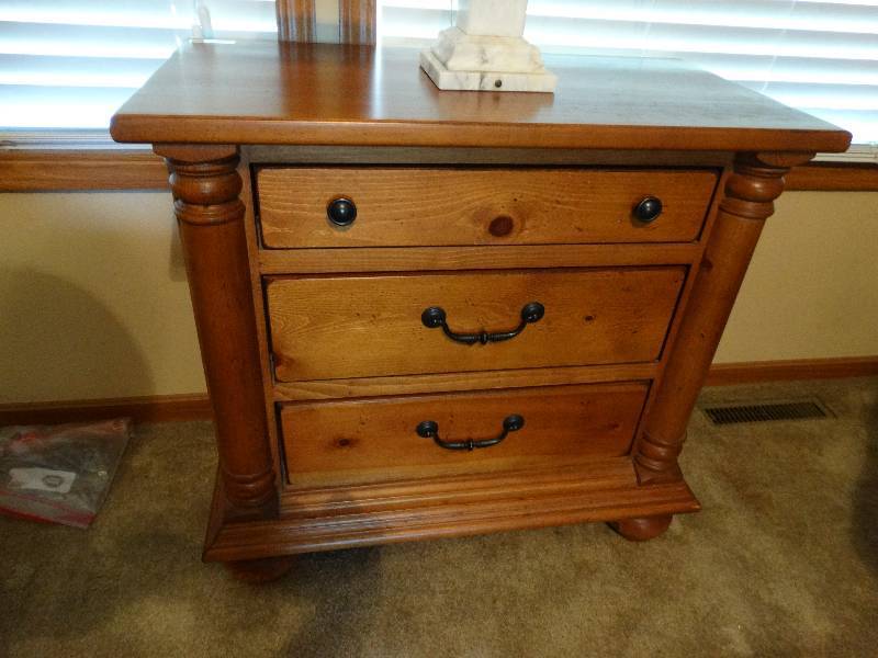 lot 4397 image: Soild wood nightstand in great condition.