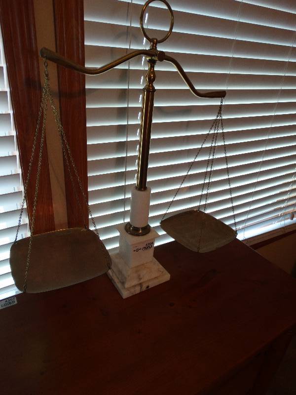 lot 4398 image: Scale of justice decor.