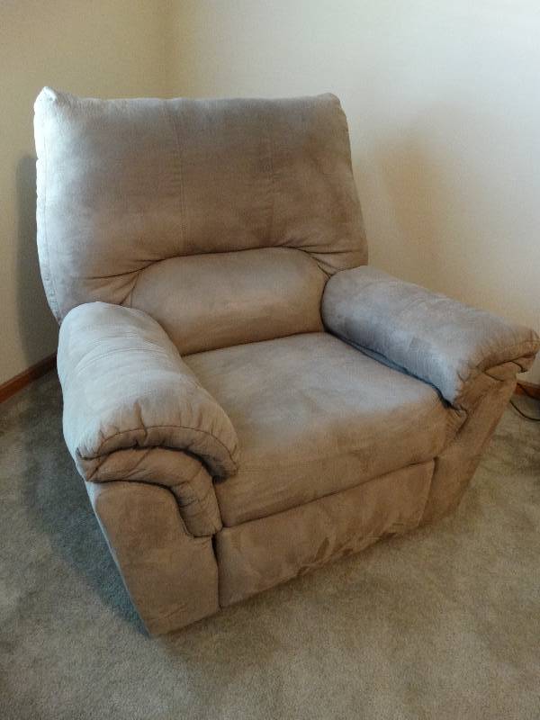 lot 4399 image: Nice tan recliner in great shape.