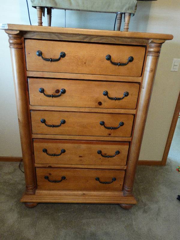 lot 4400 image: Nice solid wood chester drawer w 5 drawers.