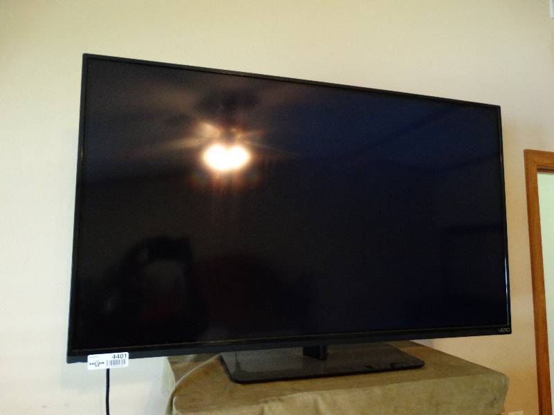 lot 4401 image: Vizio 40 flatscreen tv.
