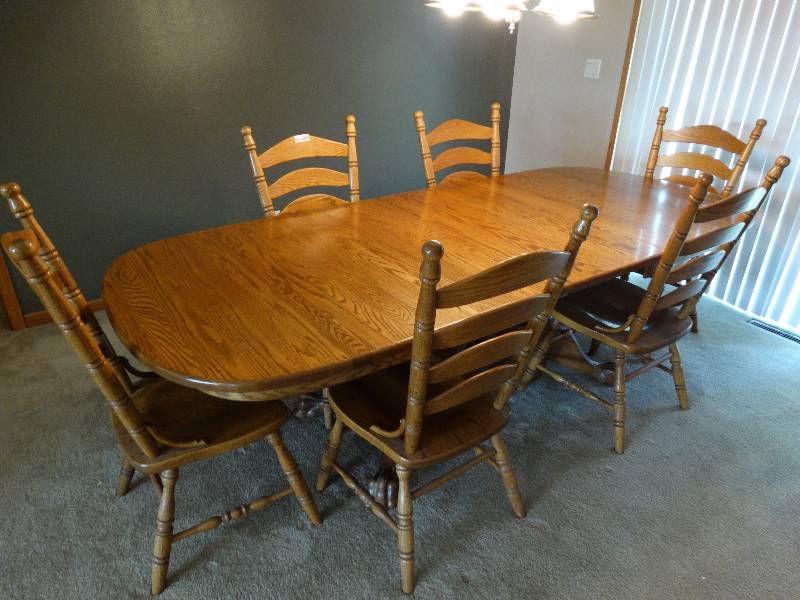 lot 4406 image: Oak dining table w6 chairs & 4 leafs.