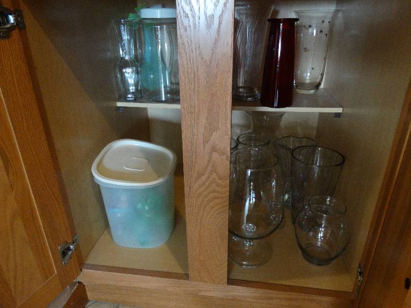 lot 4417 image: Contents in cabinet.