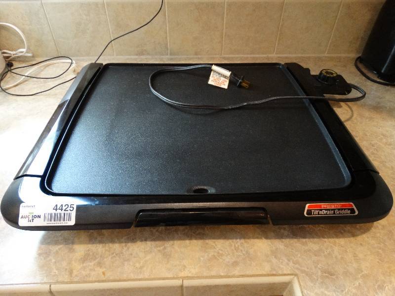 lot 4425 image: Presto tilt-N-drain griddle.