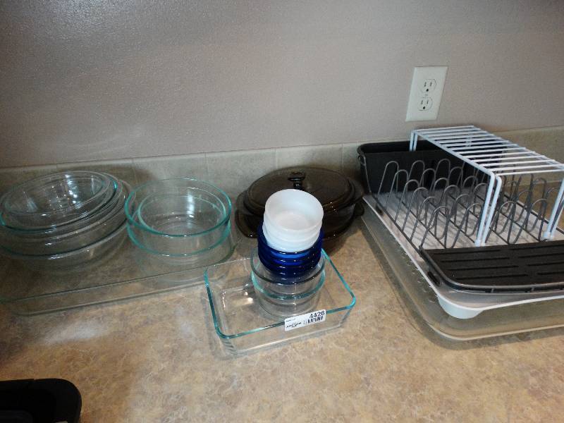 lot 4426 image: Lot of pyrex bowls, & dish drainers.