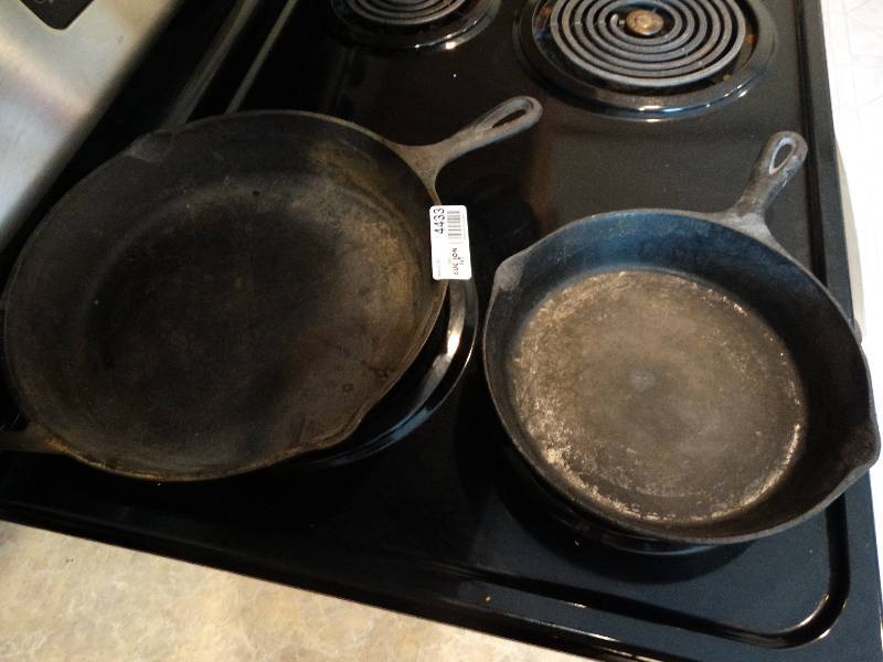 lot 4433 image: 2 Castiron skillets.