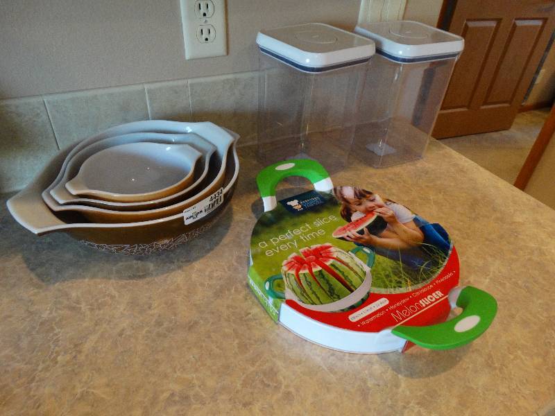 lot 4434 image: Pyrex bowl set, 2 cannisters, melo slicer.