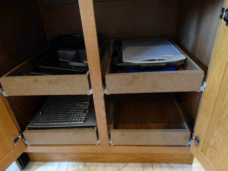 lot 4436 image: Lot of baking pans, & cutting board.