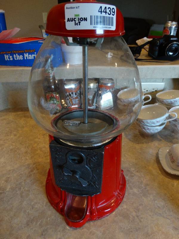 lot 4439 image: Small gum ball machine.
